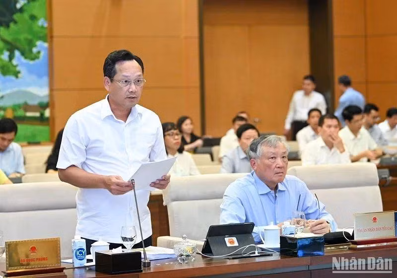 Phó Chánh án Tòa án nhân dân tối cao Nguyễn Văn Tiến trình bày Tờ trình về dự án Luật Tổ chức Tòa án nhân dân (sửa đổi). (Ảnh: DUY LINH)