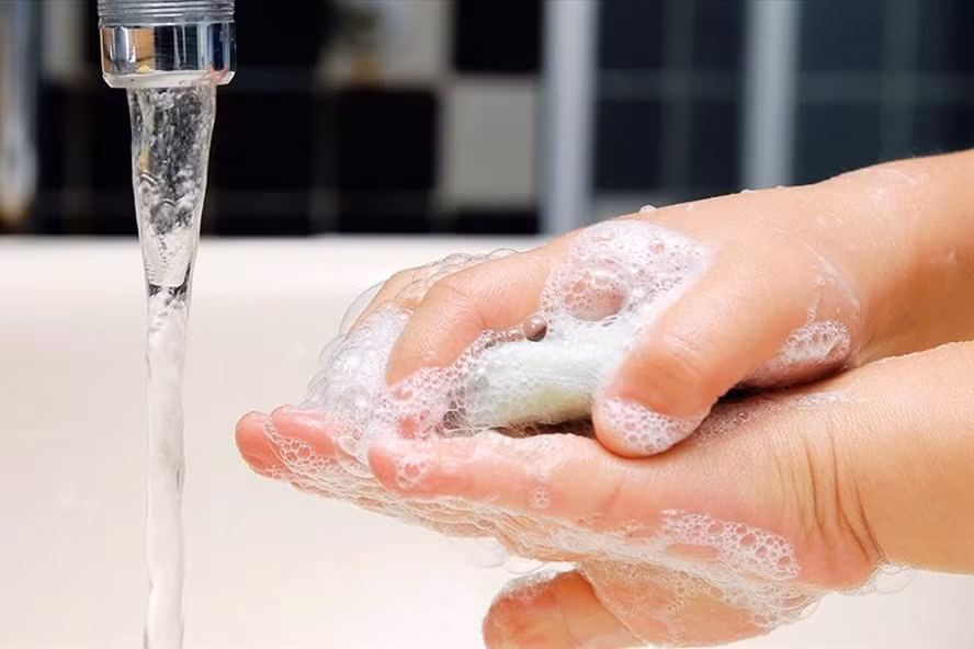 Cho trẻ rửa tay thường xuyên để phòng bệnh tiêu chảy.