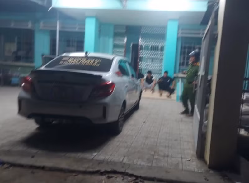 Một phương tiện khác bị dính đinh bỏ chạy khi có phương tiện khác đuổi theo mình.