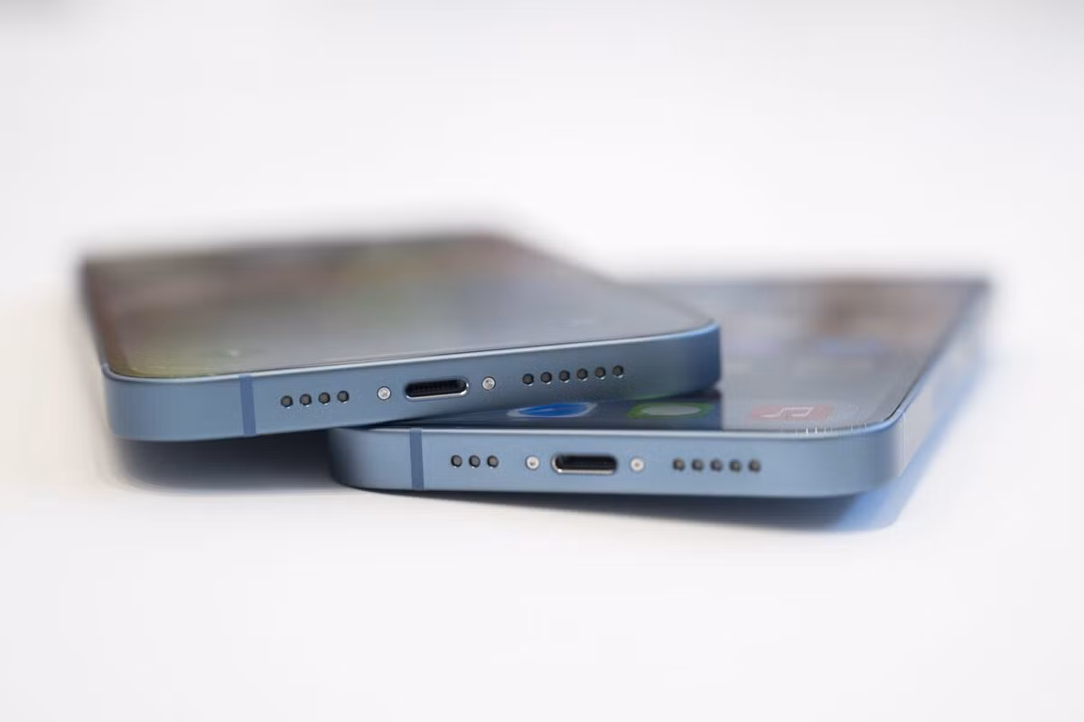 Cổng Lightning trên iPhone 14 Pro. (Ảnh: Bloomberg)
