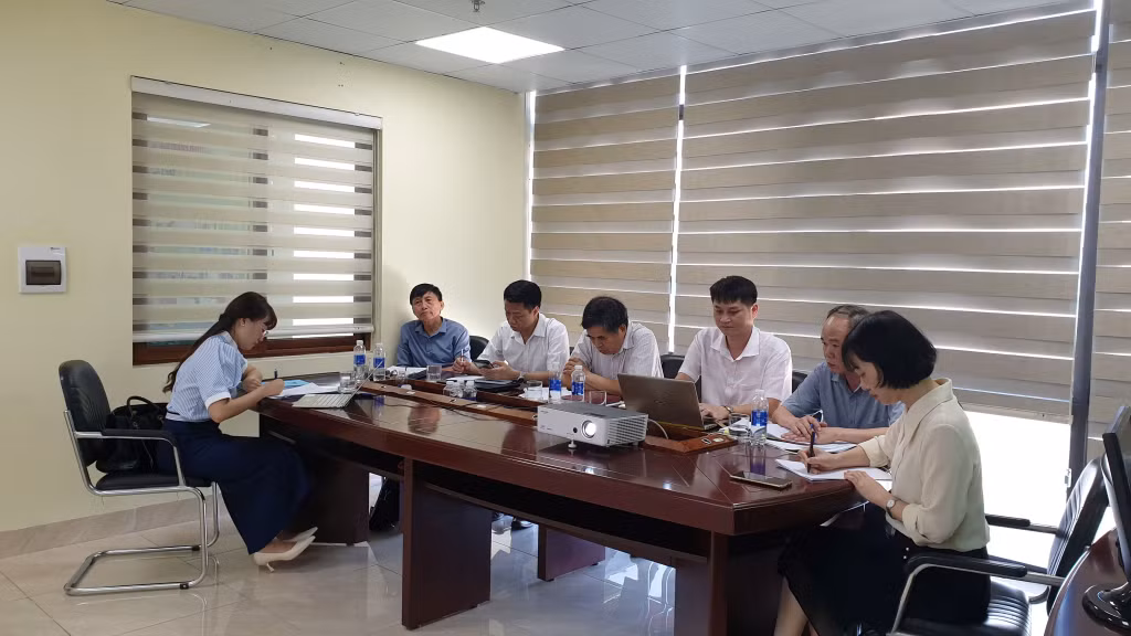 Ban Giám khảo Hội thi Sáng tạo kỹ thuật tỉnh Quảng Ninh lần thứ IX, năm 2022-2023 khảo sát thực tế việc triển khai các đề tài giải pháp tại trường THPT Chuyên Hạ Long (TP Hạ Long).
