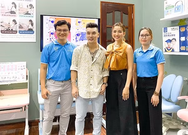 Ưng Hoàng Phúc và nhiều nghệ sĩ lựa chọn bàn ghế chống gù chống cận BSUC