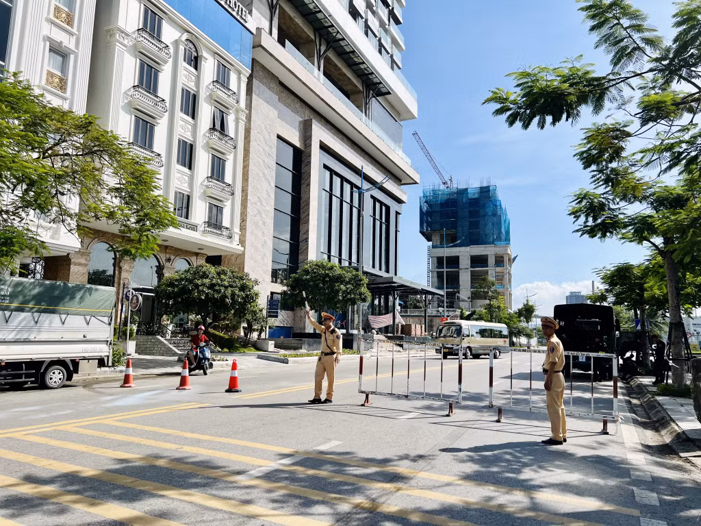 Chốt cấm đường trên đường Hạ Long.