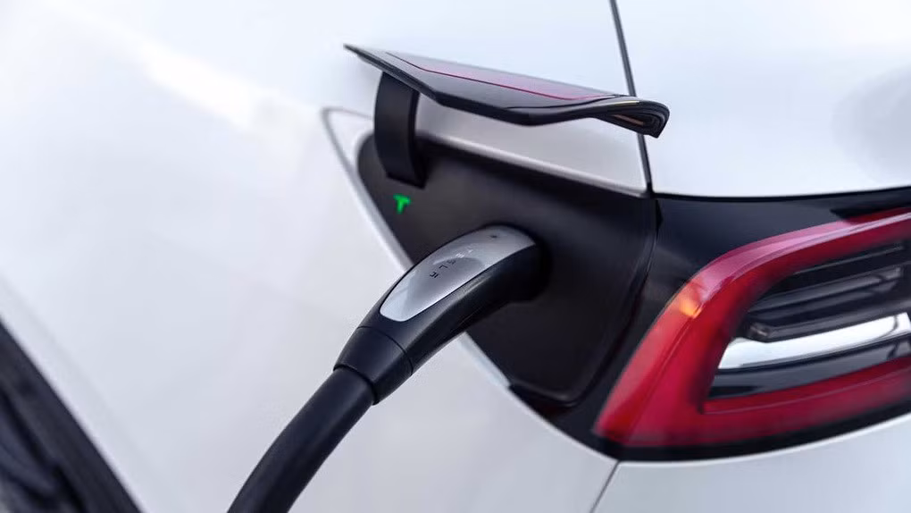 Nhiều dùng ô tô điện tin rằng sạc nhanh quá nhiều khiến pin mau xuống cấp (Ảnh minh họa: Tesla).
