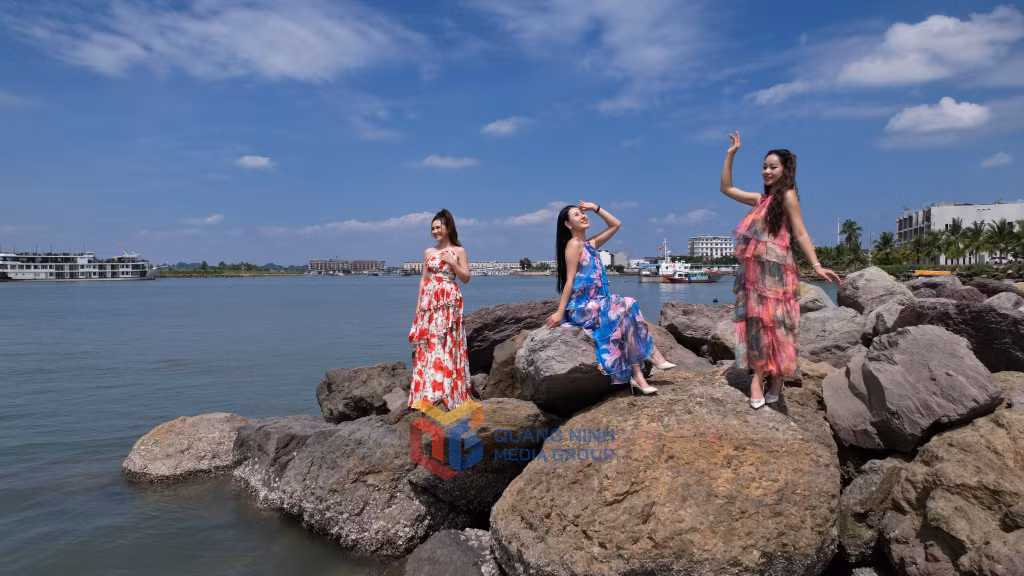 Bên cạnh các nghệ sĩ đã thành danh, MV còn có sự tham gia của nhiều nghệ sĩ trẻ của Quảng Ninh.