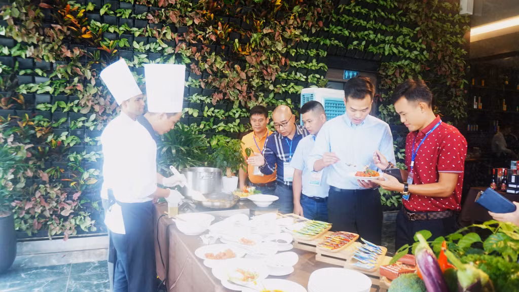Du khách, doanh nghiệp lữ hành tìm hiểu về ẩm thực Ấn Độ và Halal tại Khách sạn Delasea Hạ Long.