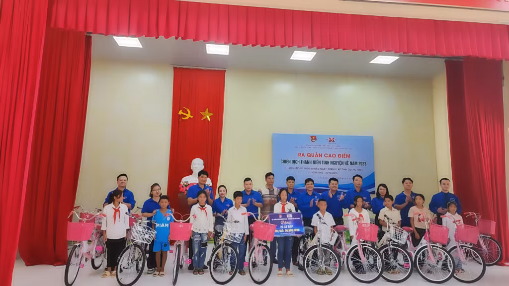 Đoàn thanh niên Tập đoàn Công nghiệp Than - Khoáng sản Việt Nam trao tặng 20 chiếc xe đạp cho 20 em học sinh nghèo vượt khó trên địa bàn xã Đồng Sơn.