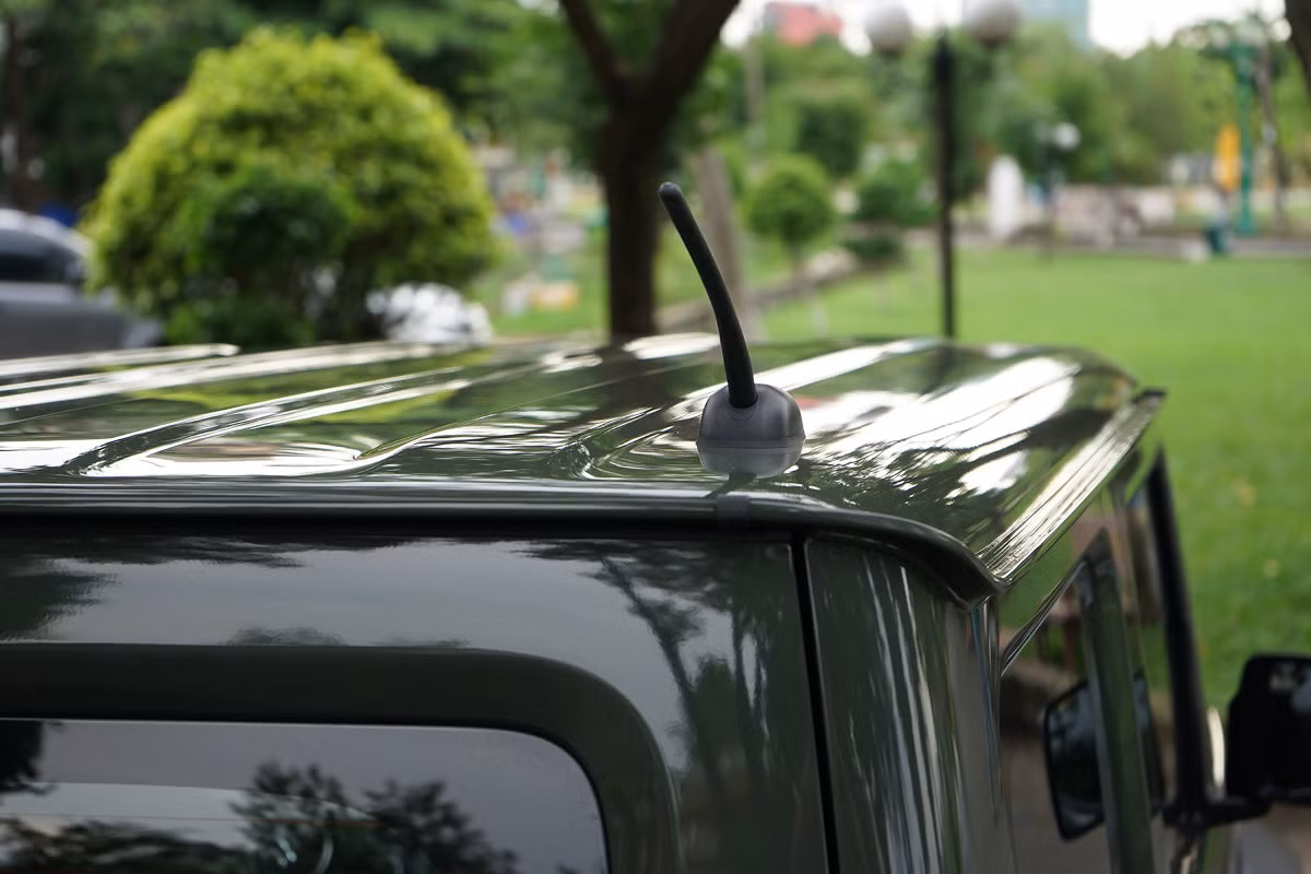 Ngoại hình Jimny vuông vức ở tất cả các góc. Xe có ăng-ten đặt lệch với phía ghế tài xế.