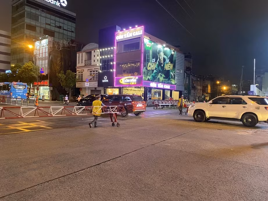 Sau khi cơ quan công an khám nghiệm hiện trường, tàu hỏa tiếp tục hành trình để kẹt xe kéo dài.