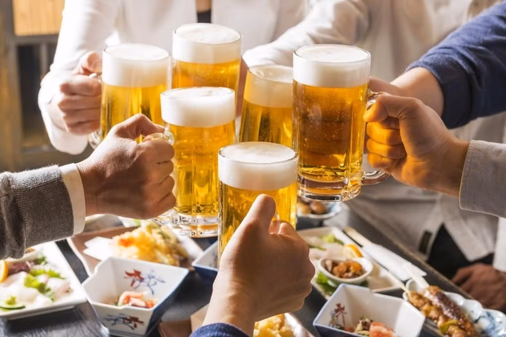 Rượu bia có thể gây rối loạn quá trình tiêu hóa và hấp thụ chất dinh dưỡng trong ruột (Ảnh: Getty).