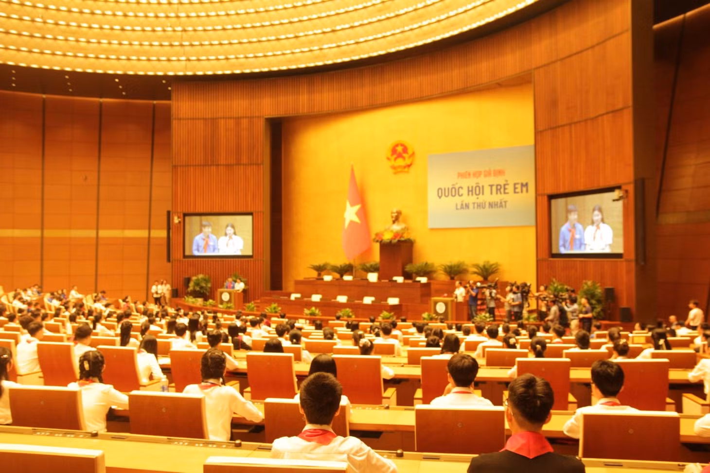 263 đại biểu thiếu nhi và 64 đại biểu phụ trách tham dự Phiên họp giả định Quốc hội trẻ em lần thứ I năm 2023. Ảnh: Lê Vân - Đại Lộc/Báo Tin tức