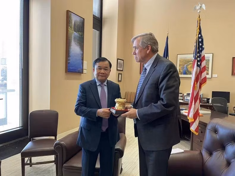 Thượng tướng Hoàng Xuân Chiến chào xã giao và tặng quà lưu niệm Thượng nghị sĩ Hoa Kỳ Jeff Merkley.