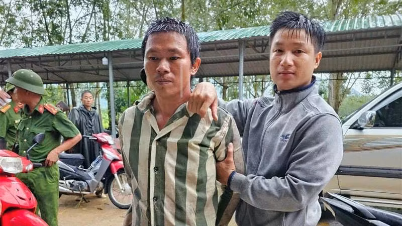 Phạm nhân Hồ Văn Đặng (áo sọc) đã bị lực lượng công an Trại giam Thủ Đức bắt ngay trong ngày sau khi bỏ trốn.