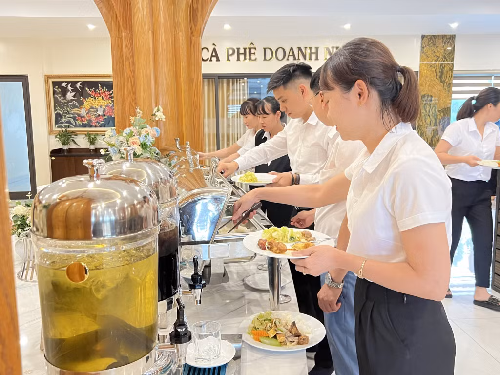 Những bữa ăn đảm bảo dinh dưỡng nhằm nâng cao sức khỏe cho người lao động tại Công ty CP Tập đoàn Hoàng Hà.