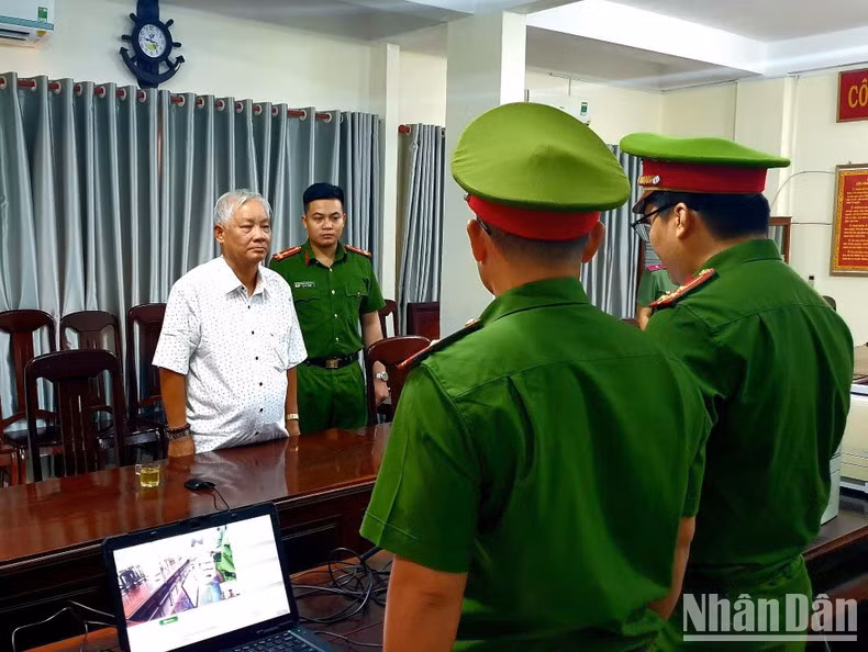 Ông Phạm Đình Cự, nguyên Chủ tịch Ủy ban nhân dân tỉnh Phú Yên đang nghe công bố các các quyết định khởi tố tại Cơ quan Cảnh sát điều tra Công an Phú Yên.