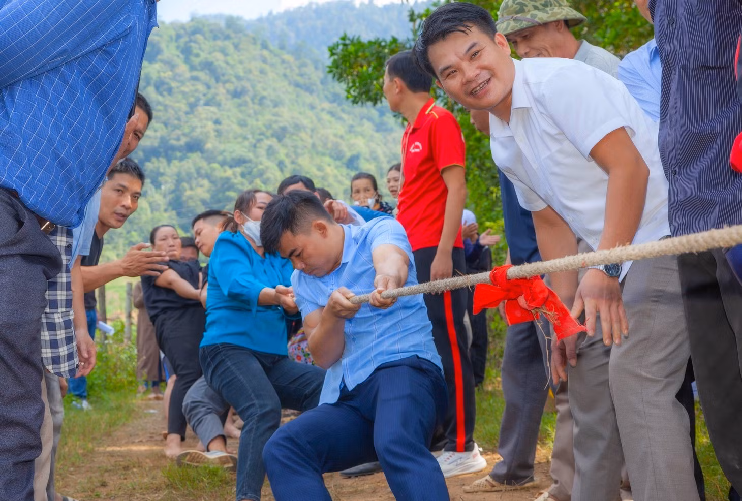 Trò chơi kéo co có sự tham gia của cả vận động viên nam lẫn nữ khiến du khách thích thú theo dõi cổ vũ.