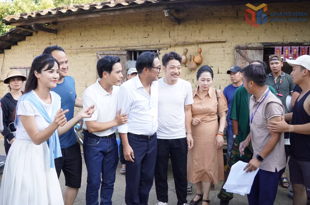 Không khí hồ hởi của đoàn làm phim.