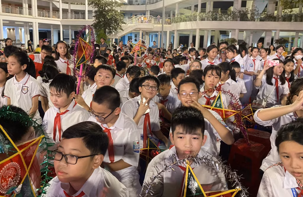 Các em học sinh Trường THCS Trọng Điểm hân hoan tham gia đêm trung thu.