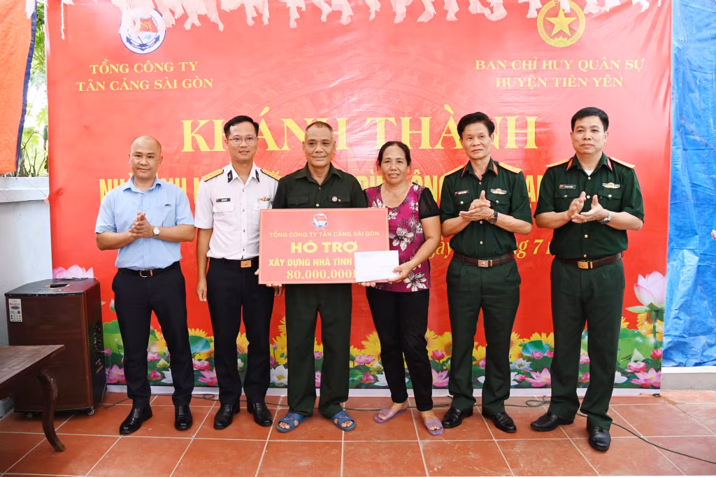 Đại diện Ban CHQS huyện Tiên Yên, Tổng Công ty Tân cảng Sài Gòn trao số tiền 80 triệu đồng hỗ trợ gia đình ông Chu Mạnh Dũng.