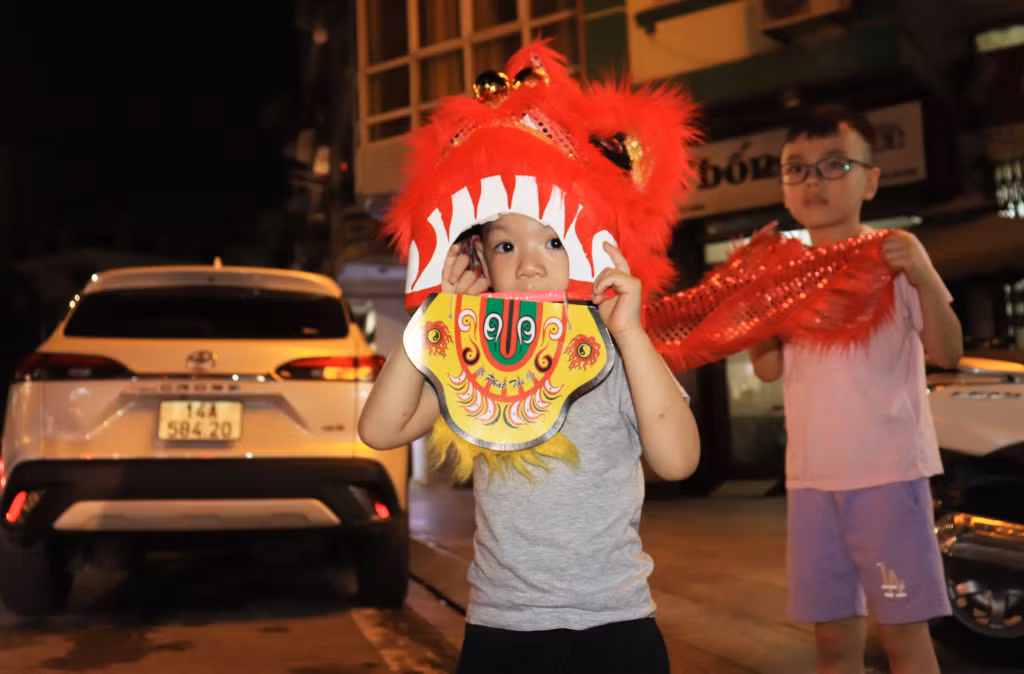 Các em nhỏ hào hứng khi được tự múa lân.