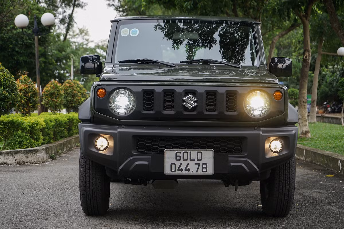 Hiện có một chiếc Suzuki Jimny được hãng Nhật đăng ký ra biển số để phục vụ hoạt động trải nghiệm trước cho giới truyền thông lẫn khách hàng.