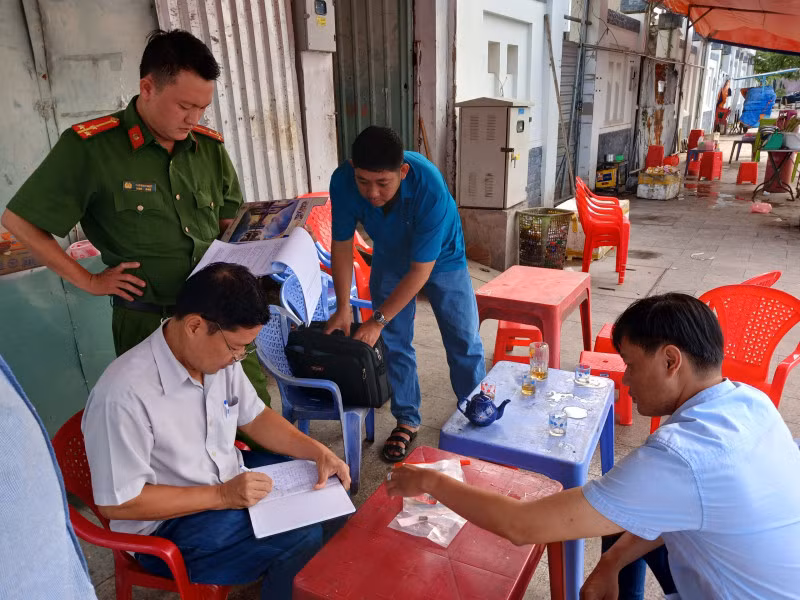 Cơ quan Công an tiến hành công tác khám nghiệm, điều tra vụ việc.