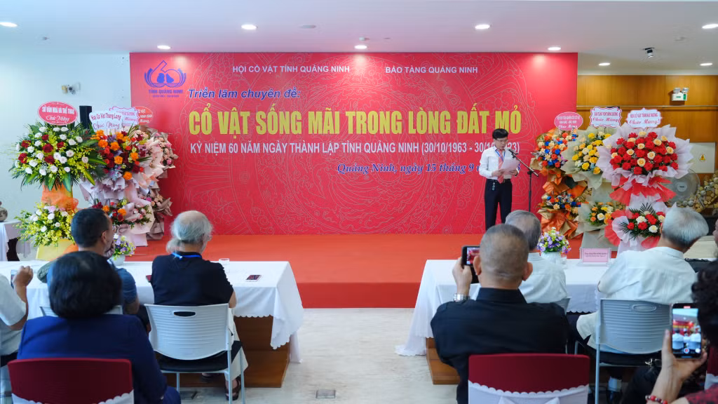 Quang cảnh khai mạc triển lãm.