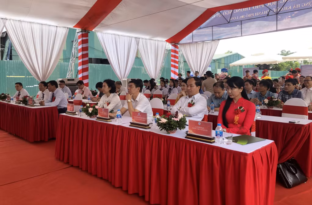 Các đại biểu tham dự Lễ khởi công.