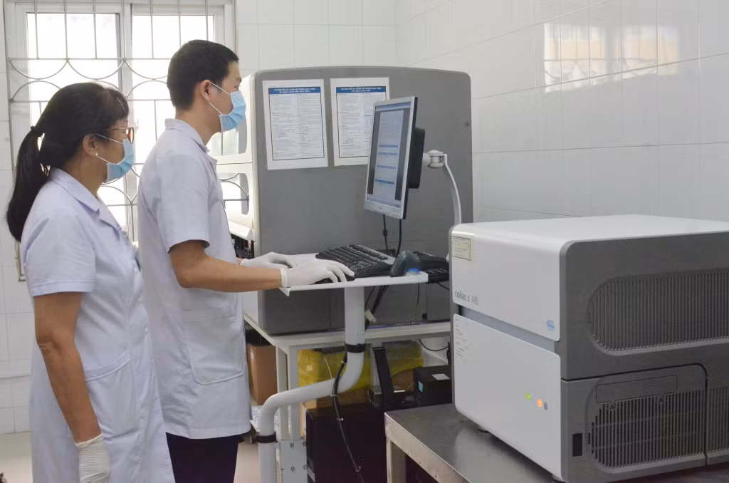 Xét đột biến gen EGFR được thực hiện bởi các bác sĩ, kỹ thuật viên khoa Vi sinh, Bệnh viện Bãi Cháy.