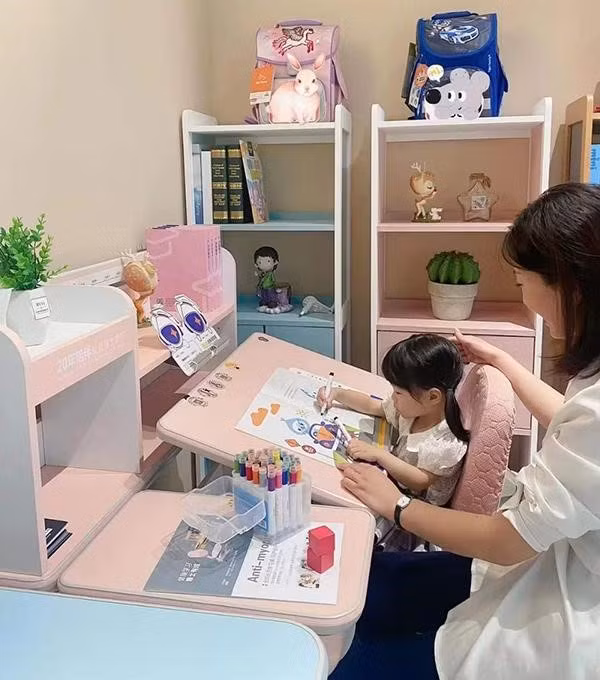 Bé ngồi học bài đúng tư thế với bộ bàn học thông minh