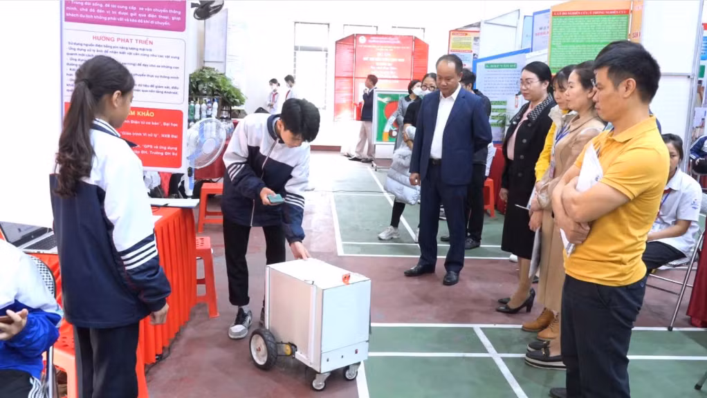 Học sinh Trường THCS Cẩm Thịnh (phường Cẩm Thịnh, TP Cẩm Phả) tham gia cuộc thi khoa học kĩ thuật dành cho học sinh THCS năm học 2022-2023 do Phòng GD&amp;ĐT thành phố tổ chức. (Ảnh: Cổng thông tin điện tử TP Cẩm Phả)