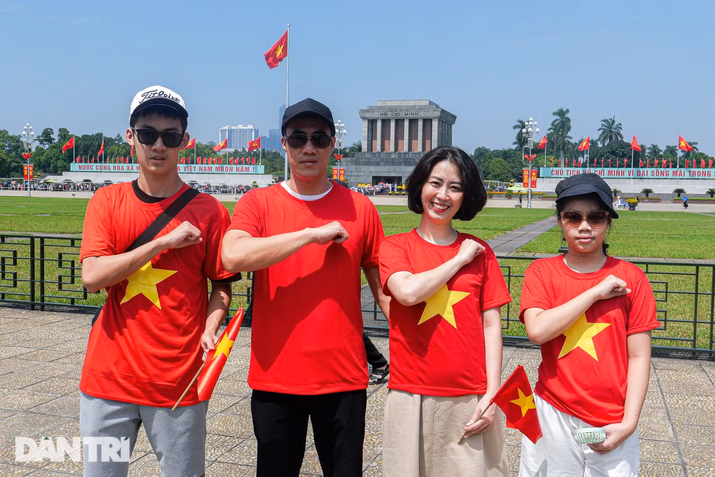 Người dân vượt cả trăm km xếp hàng chờ vào Lăng viếng Chủ tịch Hồ Chí Minh ảnh 8