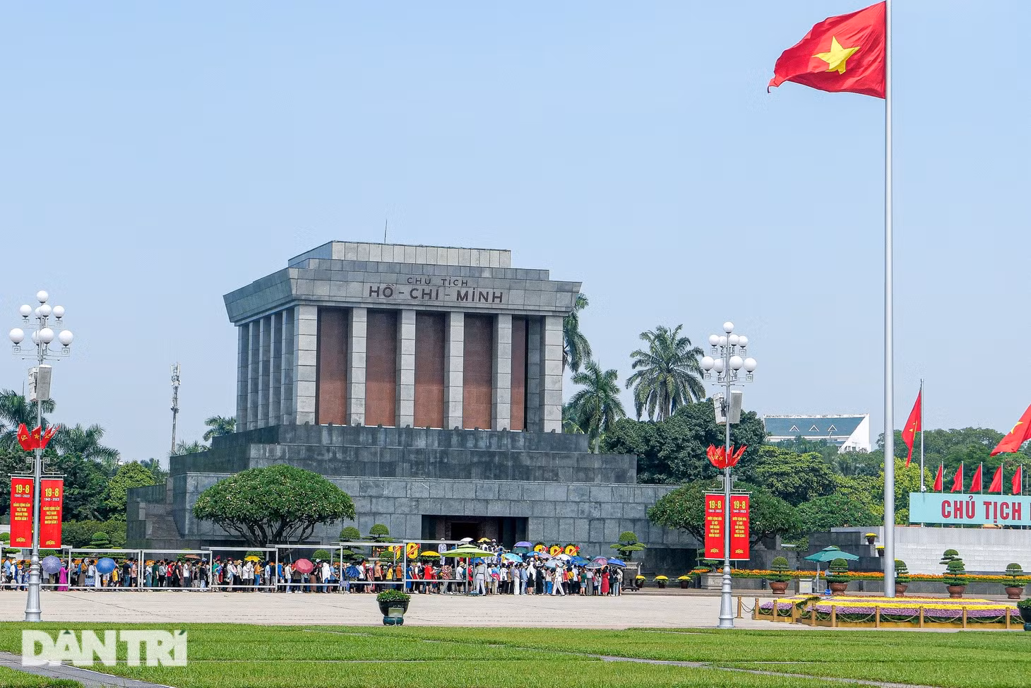 Người dân vượt cả trăm km xếp hàng chờ vào Lăng viếng Chủ tịch Hồ Chí Minh ảnh 1