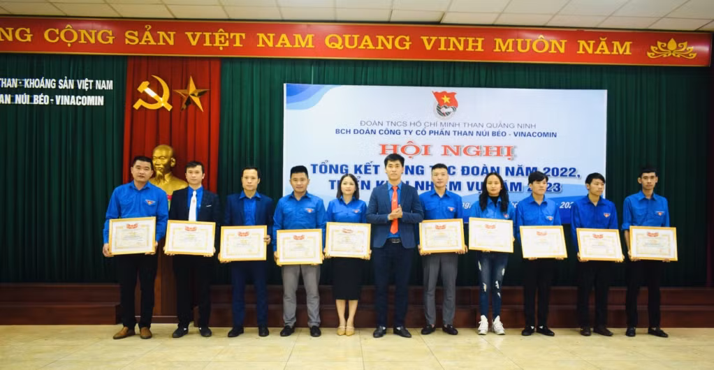 Thợ lò Sùng Seo Chứ và Thào A Trình là 2 đoàn viên thanh niên vùng cao tiêu biểu năm 2022