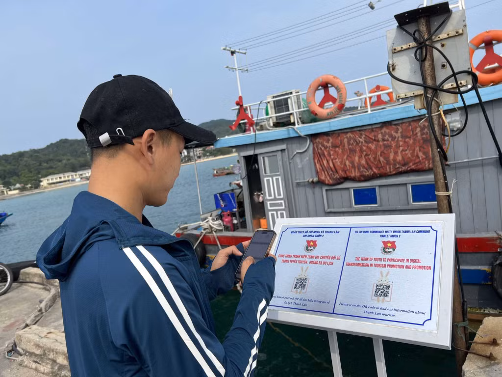 Điểm quét mã QR-Code được đặt tại địa điểm Cầu cảng Chiến Thắng giúp du khách tìm hiểu thông tin về đảo Thanh Lân (huyện Cô Tô) một cách dễ dàng. Ảnh: Thu Báu (CTV).