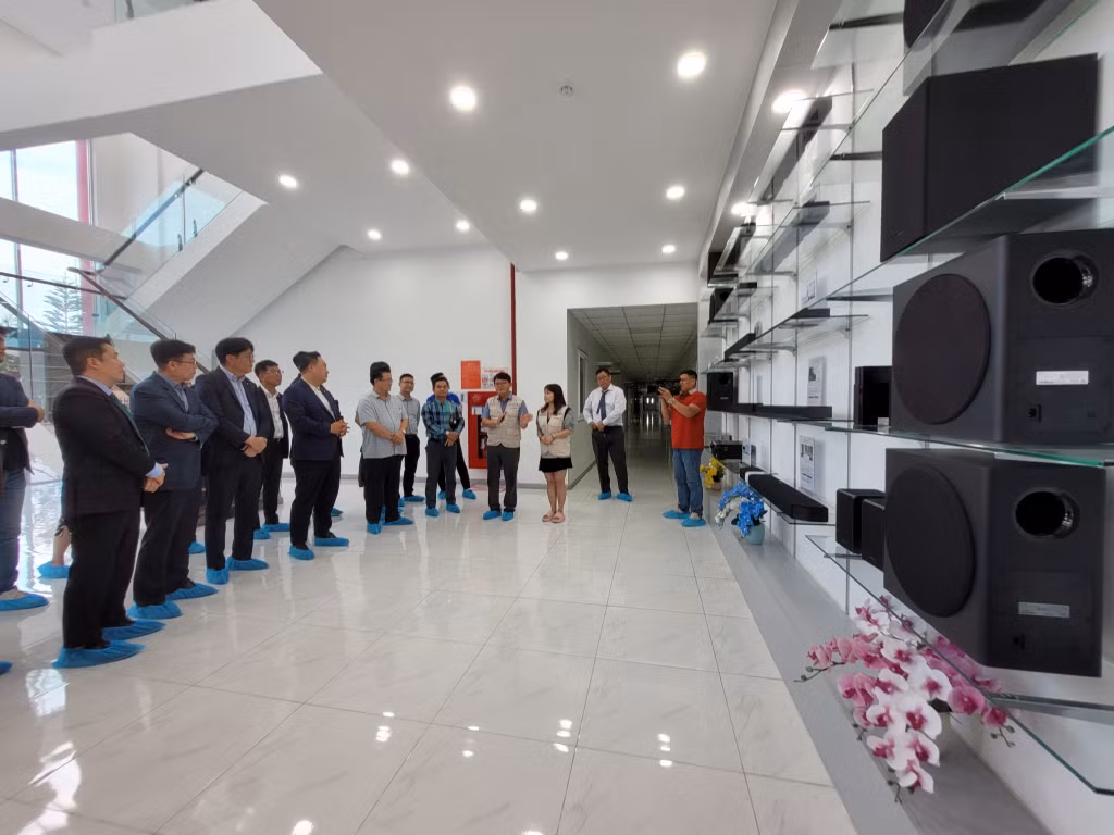 Đoàn khảo sát, nghe giới thiệu các sản phẩm tại nhà máy Bumjin tại KCN Đông Mai.
