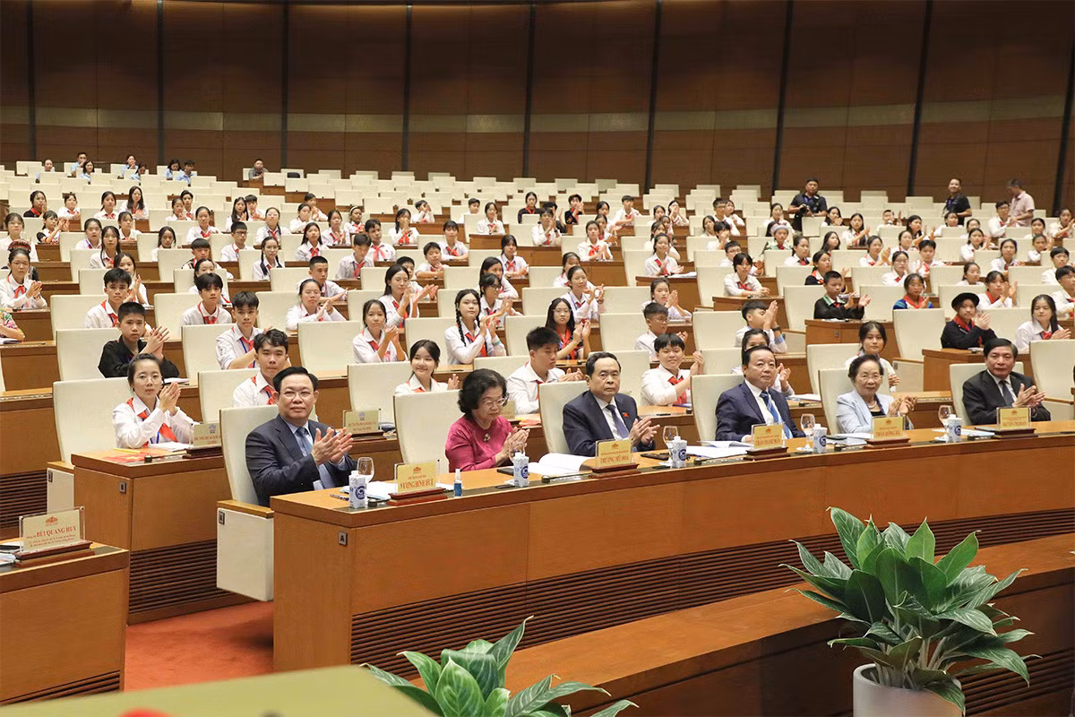 Chủ tịch Quốc hội Vương Đình Huệ và các đại biểu dự phiên họp giả định Quốc hội trẻ em lần thứ Nhất. Ảnh: Hồ Long