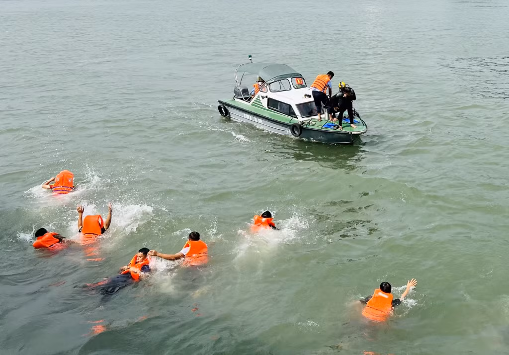 Các lực lượng chức năng tiến hành cứu người.