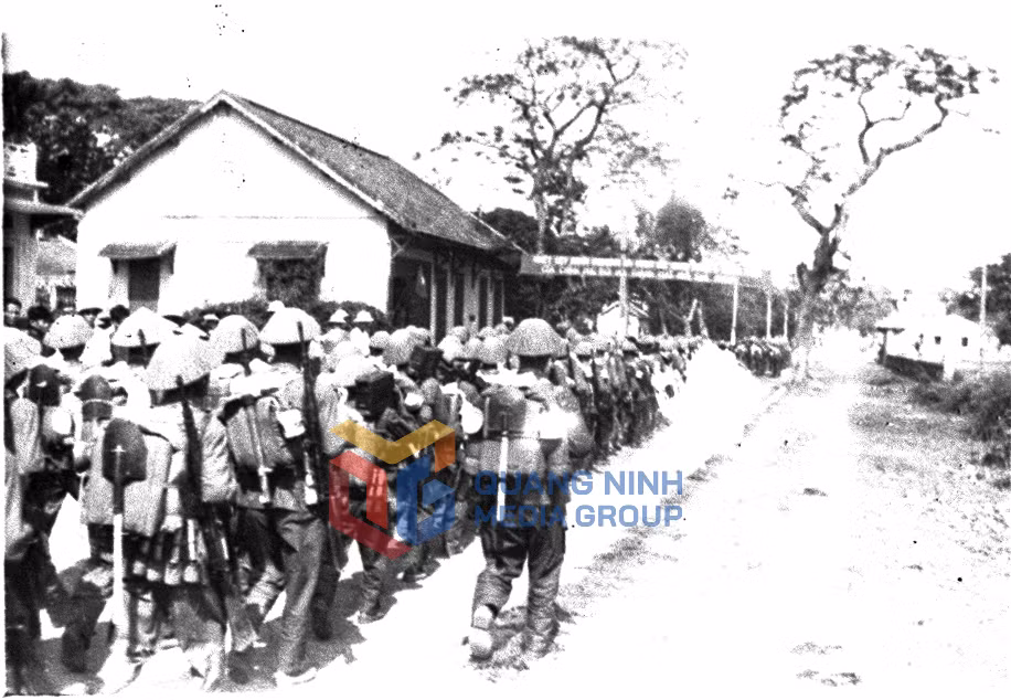 Bộ đội ta tiến vào tiếp quản thị xã Quảng yên. Ảnh: Tư liệu