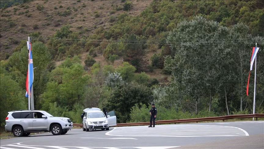 Cảnh sát Kosovo đứng gác sau cuộc đụng độ kéo dài một ngày với nhóm vũ trang người Serbia ở Banjska, Kosovo ngày 25/9/2023. Ảnh: Anadolu Agency