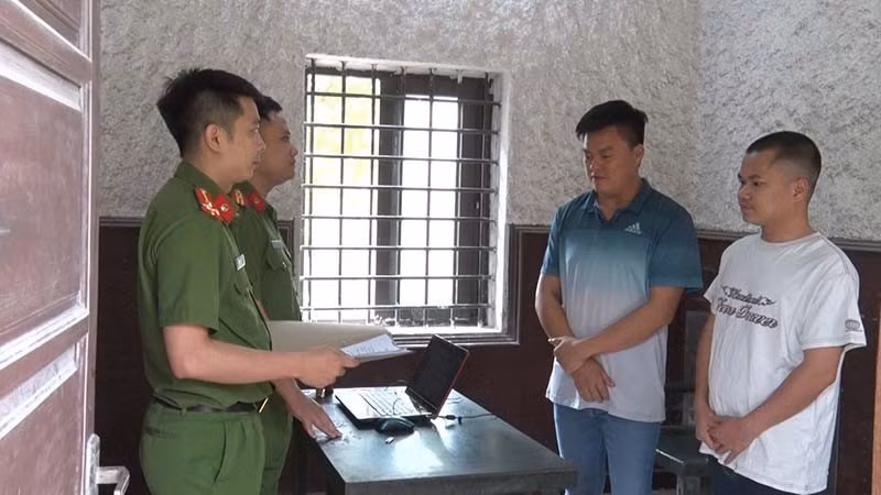 Hai đối tượng mua bán trái phép hóa đơn và trốn thuế (bên phải). Ảnh: CACC