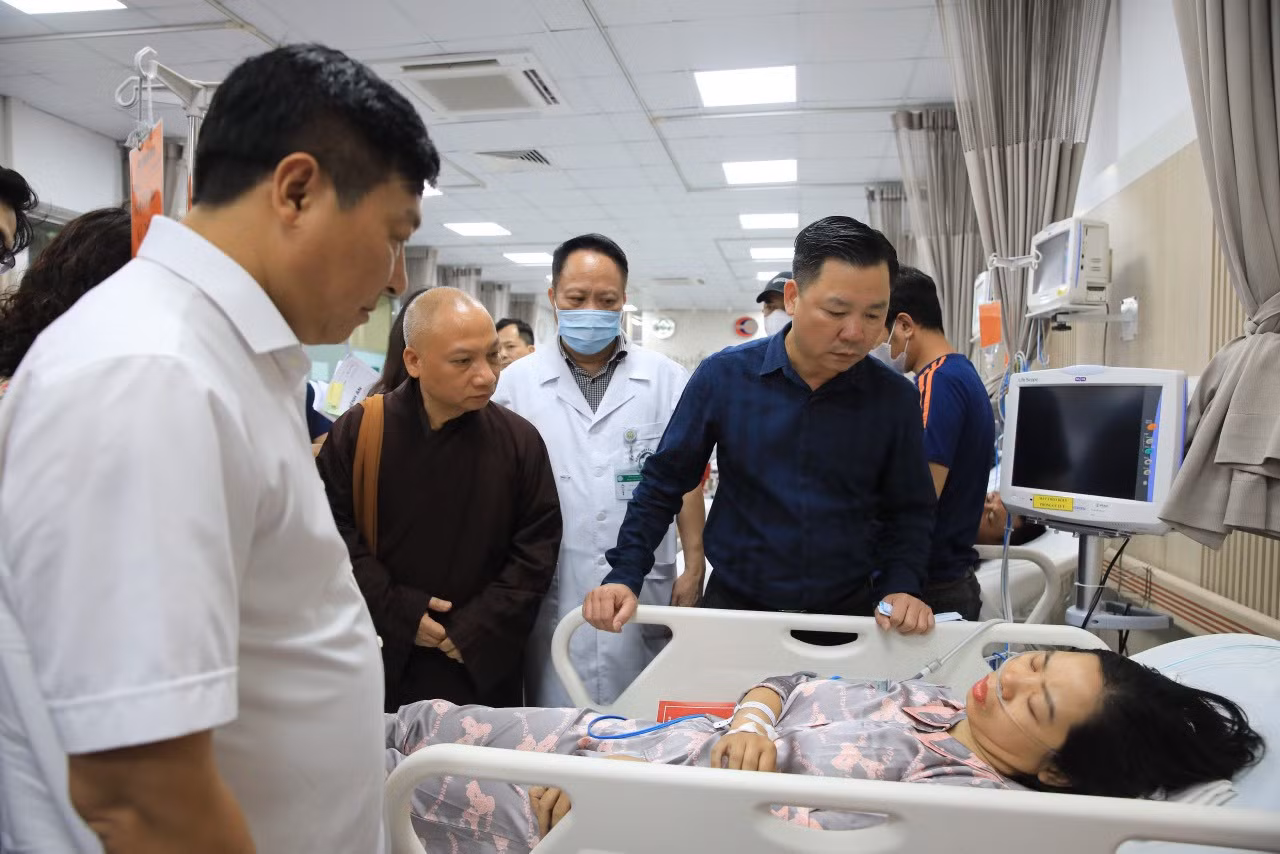 Đại diện MTTQ TP Hà Nội thăm nạn nhân vụ cháy đang được chăm sóc tại bệnh viện.