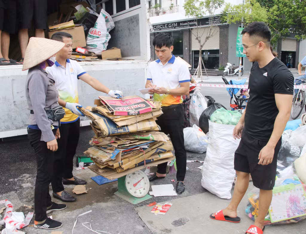 Mô hình Vracbank - Gửi rác - Rút tiền của Công ty CP Xi măng và Xây dựng Quảng Ninh nhận được sự hưởng ứng của đông đảo nhân dân.