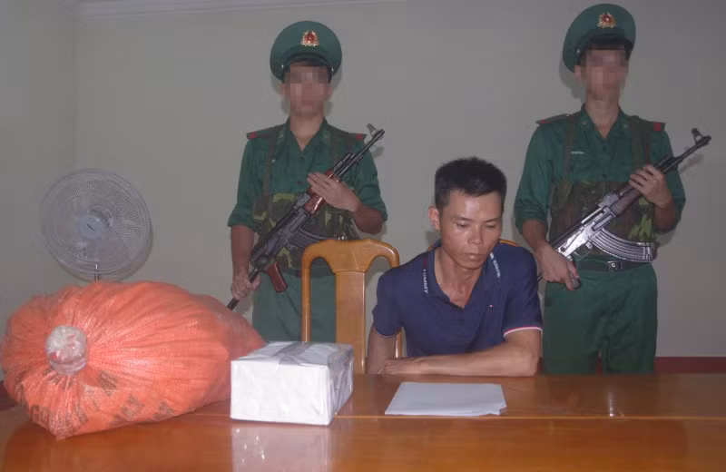 Đối tượng Lê Văn Duật cùng tang vật vụ án.