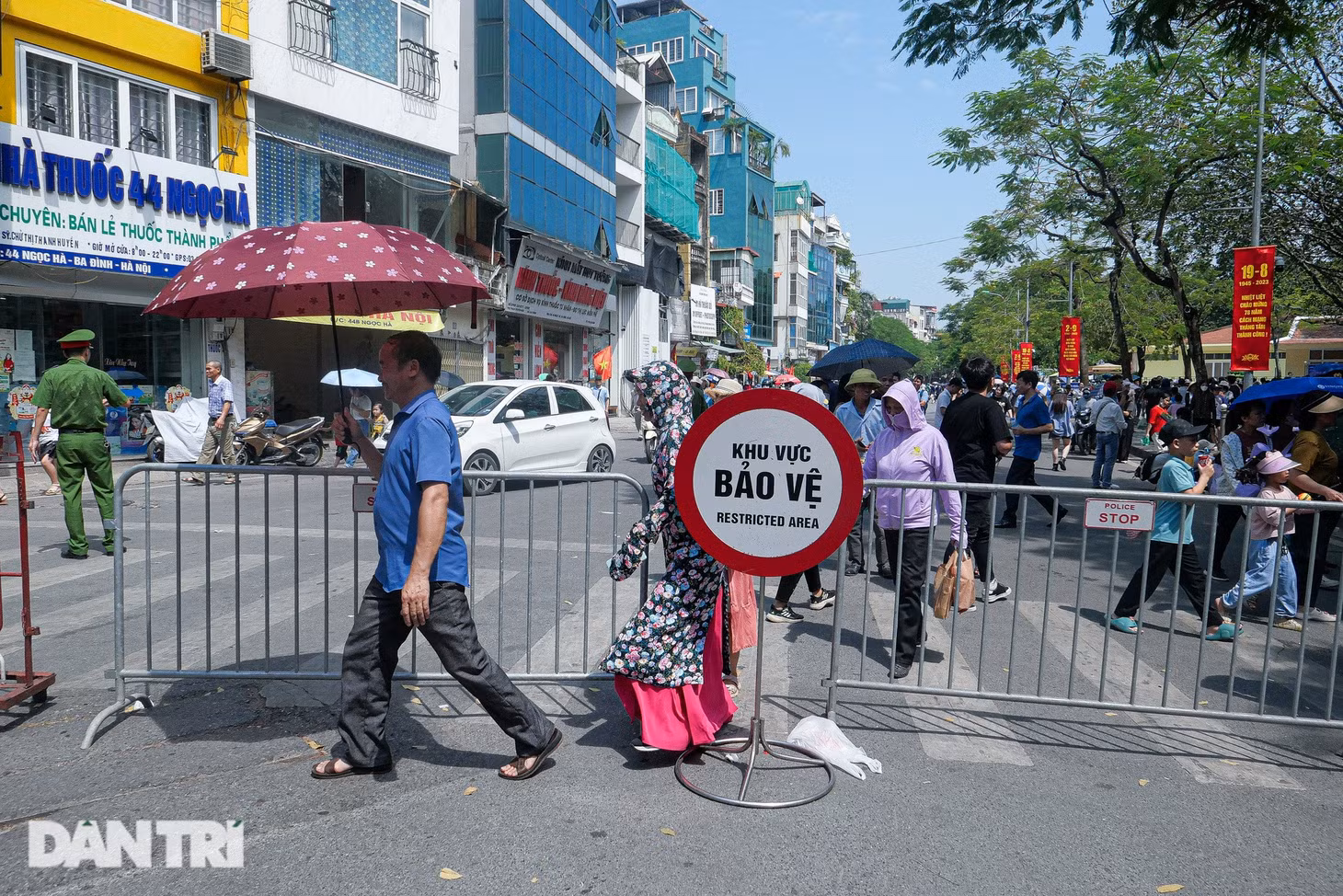 Người dân vượt cả trăm km xếp hàng chờ vào Lăng viếng Chủ tịch Hồ Chí Minh ảnh 7
