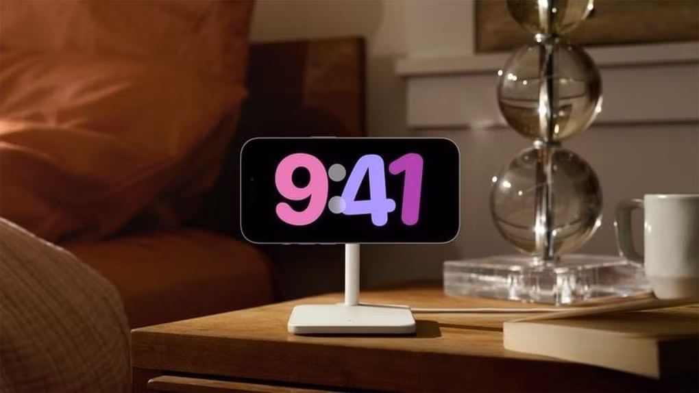 StandBy: Apple cho biết StandBy là chế độ toàn màn hình kiểu mới, giúp người dùng cho thể xem nhanh các thông tin khi đặt ngang máy hoặc cắm sạc. Giao diện của chế độ này có thể hiển thị đồng hồ, lịch, ảnh yêu thích, thông tin thời tiết hay trình điều khiển nhạc.