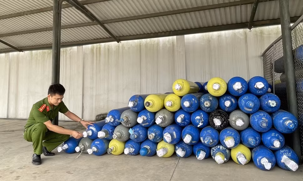 Công an TX Đông Triều phát hiện, thu giữ hơn 500 bình khí cười các loại - số lượng lớn nhất từ trước đến nay thu giữ trên địa bàn tỉnh (tháng 4/2023).