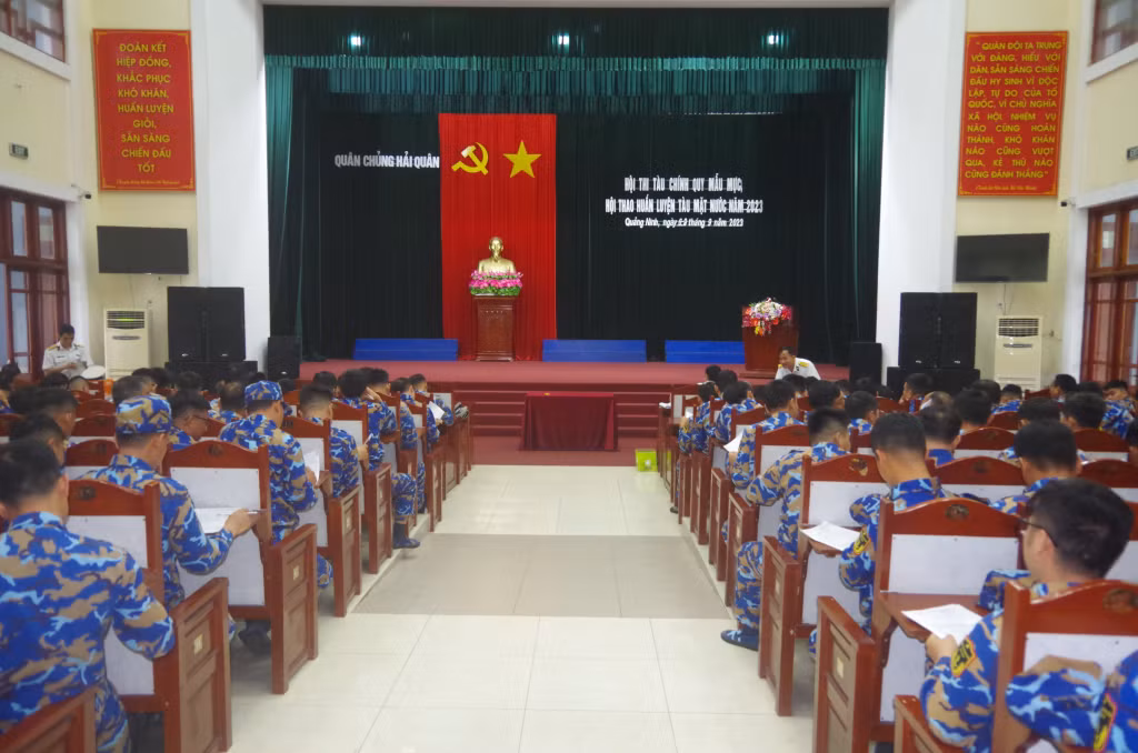 Quang cảnh Hội thi tàu chính quy mẫu mực, hội thao huấn luyện tàu mặt nước năm 2023