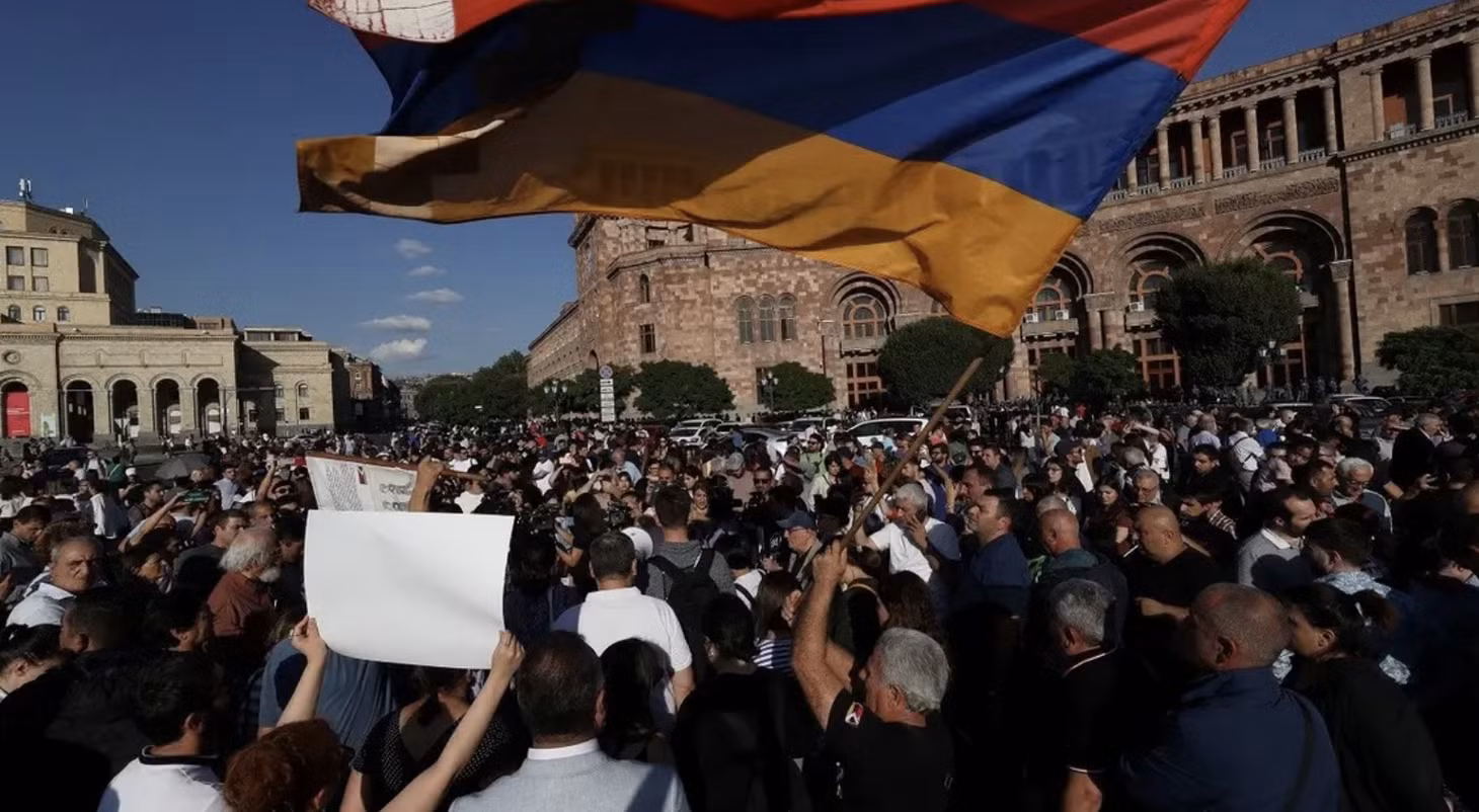 Người biểu tình tụ tập gần tòa nhà chính phủ tại thủ đô Yerevan, Armenia sau khi Azerbaijan phát động chiến dịch quân sự ở khu vực Nagorno-Karabakh vào ngày 19/9/2023. Ảnh: Reuters
