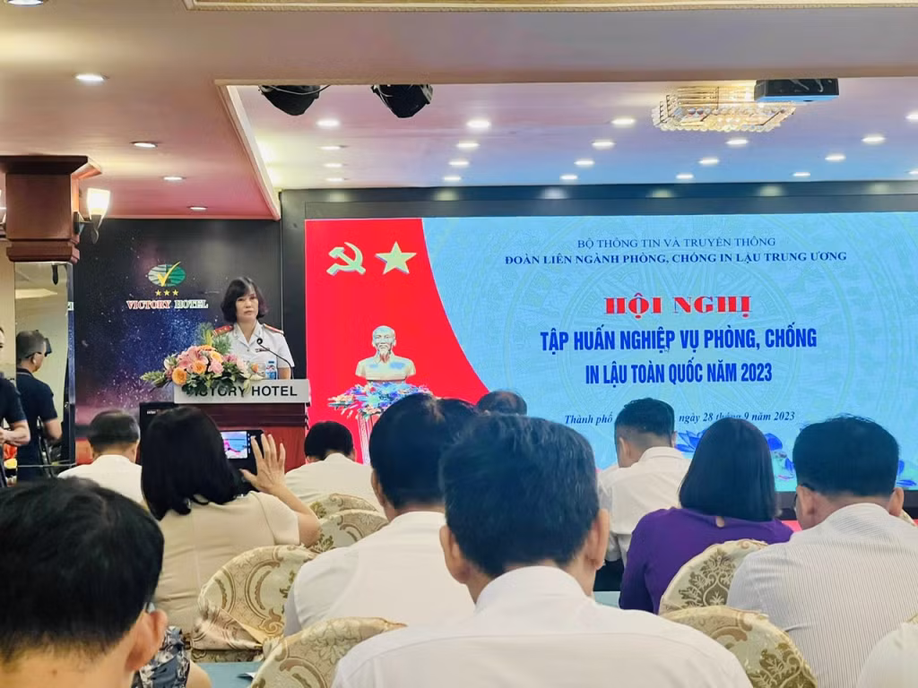 Đại diện Đội liên ngành phòng, chống in lậu tỉnh Quảng Ninh, bà Ngô Thị Thúy Hằng tham luận tại hội nghị.